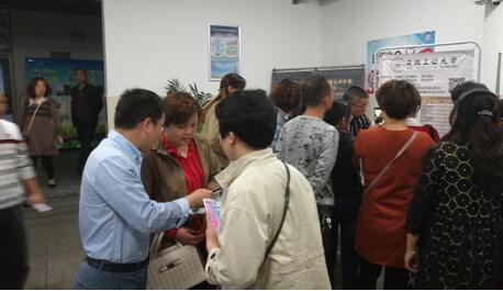 VSport招生宣传工作组对安庆二中高三年级员工家长开展现场咨询